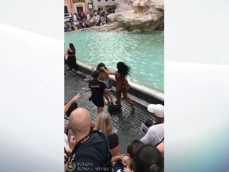 Les spectateurs ont été surpris par le combat. Pic: @ PoliziaRomaCapitale