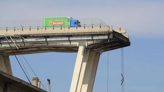 Un camion s'est arrêté juste avant le pont effondré de Gênes "srcset =" https://e3.365dm.com/18/08/320x180/skynews-truck-genoa-bridge_4392354.jpg?20180817113900 320w, https: // e3. 365dm.com/18/08/640x380/skynews-truck-genoa-bridge_4392354.jpg?20180817113900 640w, https://e3.365dm.com/18/08/736x414/skynews-truck-genoa-bridge_4392354.jpg?20180817113900 736w, https://e3.365dm.com/18/08/992x558/skynews-truck-genoa-bridge_4392354.jpg?20180817113900 992w, https://e3.365dm.com/18/08/1096x616/skynews-truck -genoa-bridge_4392354.jpg? 20180817113900 1096w, https://e3.365dm.com/18/08/1600x900/skynews-truck-genoa-bridge_4392354.jpg?20180817113900 1600w, https://e3.365dm.com/18 /08/1920x1080/skynews-truck-genoa-bridge_4392354.jpg?20180817113900 1920w, https://e3.365dm.com/18/08/2048x1152/skynews-truck-genoa-bridge_4392354.jpg?20180817113900 2048w "tailles =" (min-width: 900px) 992px, 100vw