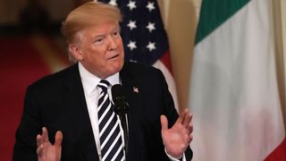 Le président américain Donald Trump prend la parole lors d'une conférence de presse conjointe avec le Premier ministre italien Giuseppe Conte à la salle Est de la Maison Blanche le 30 juillet 2018 à Washington "srcset =" https://e3.365dm.com/18/07/ 320x180 / skynews-trump-conte_4376184.jpg? 20180730204342 320w, https://e3.365dm.com/18/07/640x380/skynews-trump-conte_4376184.jpg?20180730204342 640w, https://e3.365dm.com/ 18/07 / 736x414 / skynews-trump-conte_4376184.jpg? 20180730204342 736w, https://e3.365dm.com/18/07/992x558/skynews-trump-conte_4376184.jpg?20180730204342 992w, https: // e3. 365dm.com/18/07/1096x616/skynews-trump-conte_4376184.jpg?20180730204342 1096w, https://e3.365dm.com/18/07/1600x900/skynews-trump-conte_4376184.jpg?20180730204342 1600w, https: //e3.365dm.com/18/07/1920x1080/skynews-trump-conte_4376184.jpg?20180730204342 1920w, https://e3.365dm.com/18/07/2048x1152/skynews-trump-conte_4376184.jpg?20180730204342 2048w "tailles =" (min-width: 900px) 992px, 100vw