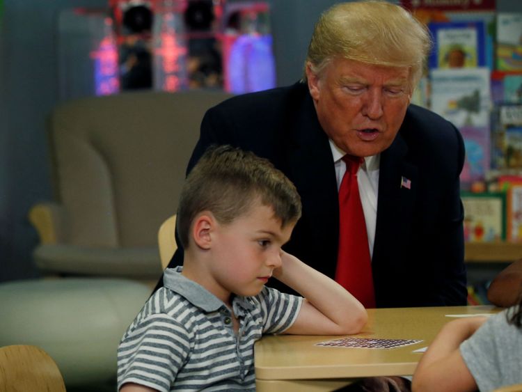 Le président des États-Unis, Donald Trump, discute avec des enfants lors d'une visite à l'hôpital Nationwide Children à Columbus ...