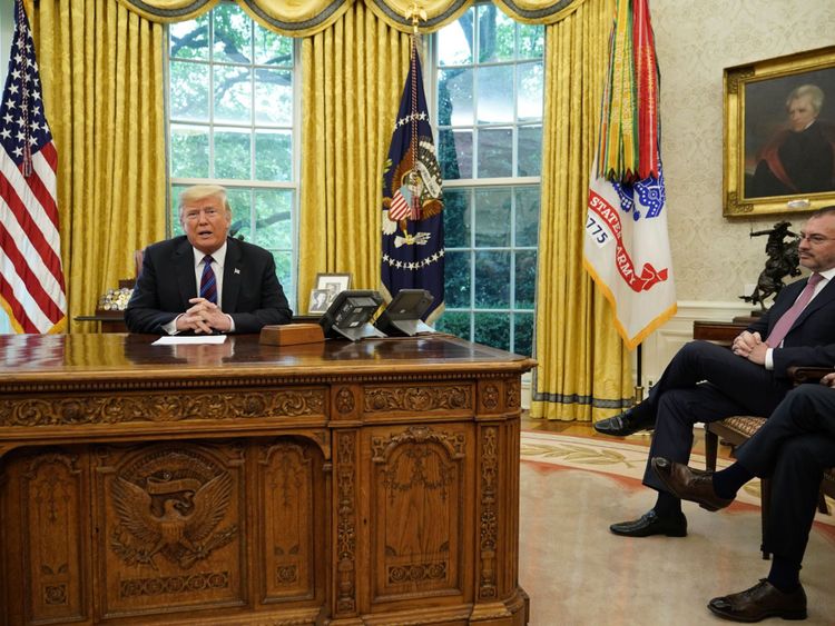 Donald Trump a fait l'annonce avec le président mexicain au téléphone, et le ministre mexicain des Affaires étrangères Luis Videgaray à proximité