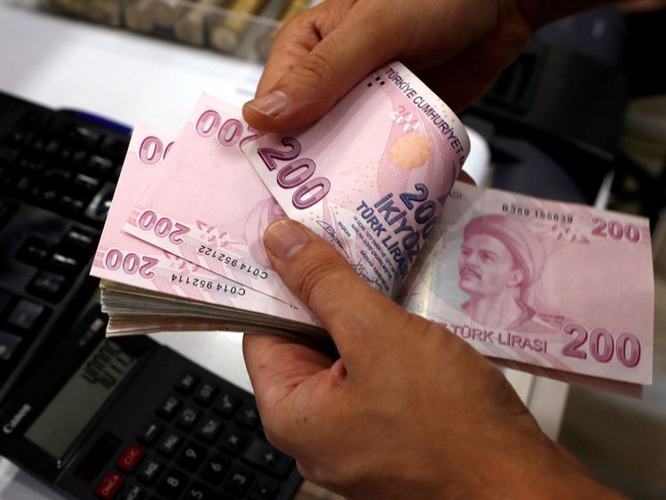 La lire a atteint de nouveaux creux face au dollar américain et à l'euro