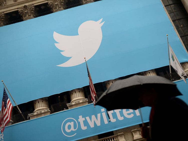 Une bannière portant le logo de Twitter est placée sur le devant de la Bourse de New York (NYSE) le 7 novembre 2013 à New York. Twitter a frappé Wall Street jeudi après-midi, alors que la frénésie des investisseurs a rapidement fait bondir les actions après l’offre publique d’actions pour le réseau social en forte croissance. Dans les premiers échanges, Twitter a gagné 80,7% à 47 dollars, un jour après l’offre publique initiale (IPO) à 26 dollars par action. Alors que certains analystes ont mis en garde contre la nature en rapide évolution des médias sociaux, la 