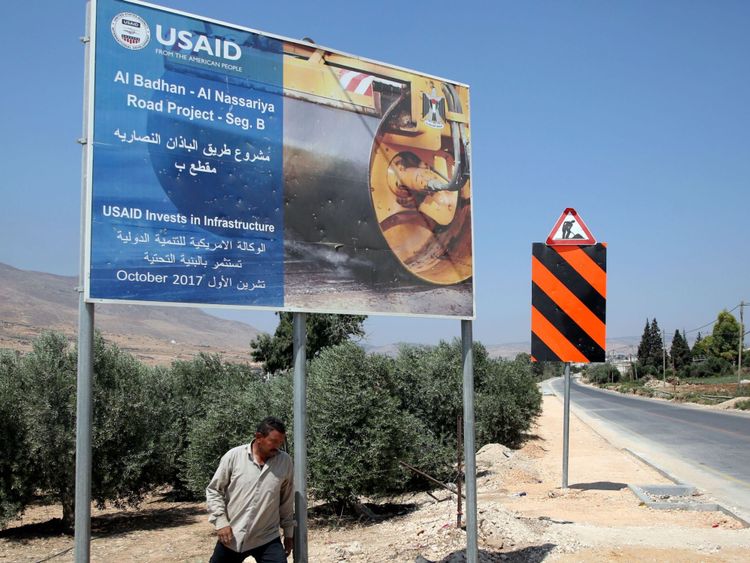 Un signe indiquant que l'USAID finance le projet routier Al Badhan