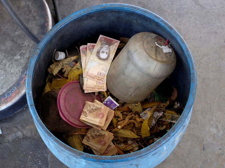 Les gens ont jeté de vieilles notes de bolivar comme ils ne valent rien