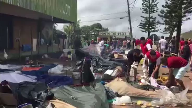 Les habitants de la ville frontalière brésilienne de Pacaraima détruisent les biens des immigrants vénézuéliens lors d'une attaque dans leurs deux principaux camps de fortune