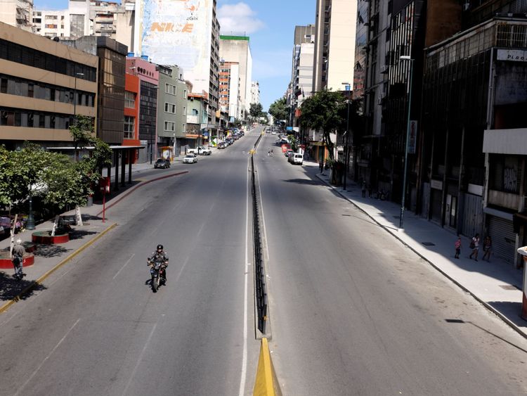 Les rues étaient vides à Caracas lundi alors que les magasins étaient fermés à cause de la nouvelle monnaie