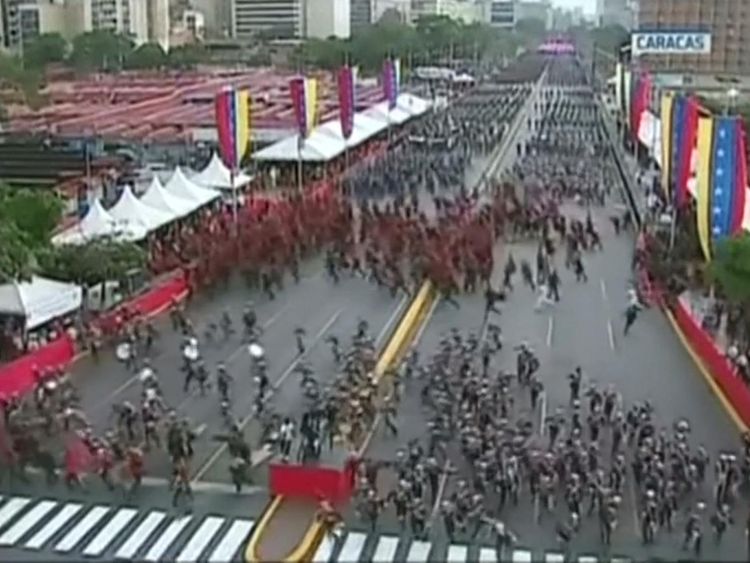 Les lignes des soldats de la Garde nationale ont rompu le rang alors que les drones explosaient à Caracas