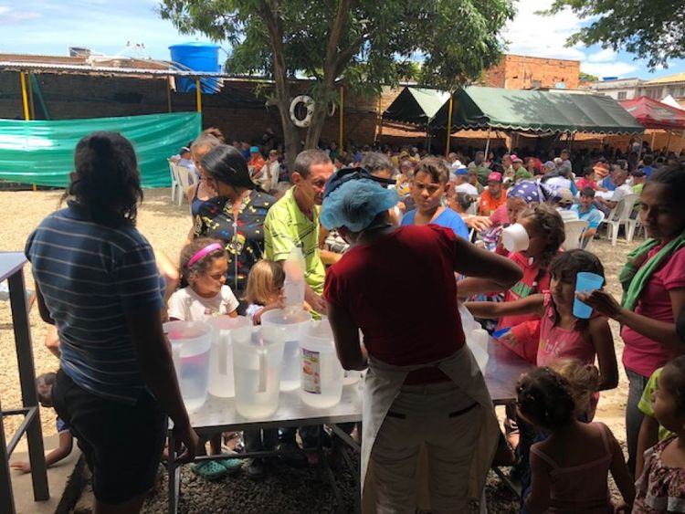 Les familles se rassemblent dans la ville colombienne de Cucuta 