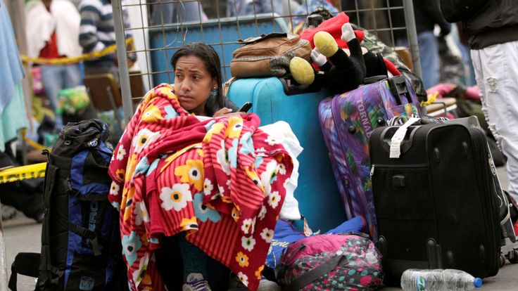 Un migrant vénézuélien fait la queue pour enregistrer son entrée en Equateur, au pont international de Rumichaca
