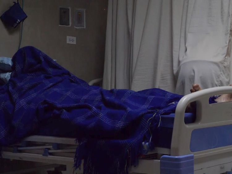 Des patients ont été empilés sur des chariots d’hôpital et de larges pans de l’hôpital ont été embarqués.