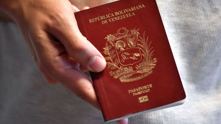 Un citoyen vénézuélien montre son passeport à Montevideo