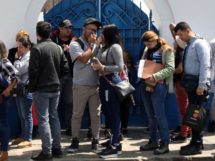Des migrants vénézuéliens font la queue devant le bureau de l'immigration à Lima, au Pérou