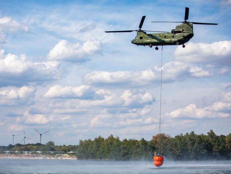 Un hélicoptère a vu l'eau collecter dans un lac pour combattre des feux de forêt près de Straelen, dans l'ouest de l'Allemagne. Il a culminé à 33 ° C (91,4 ° F) aujourd'hui.

