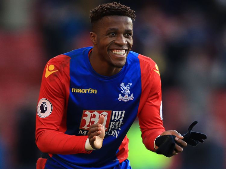 L'attaquant de Crystal Palace, Wilfried Zaha, réagissant à la plongée humoristique