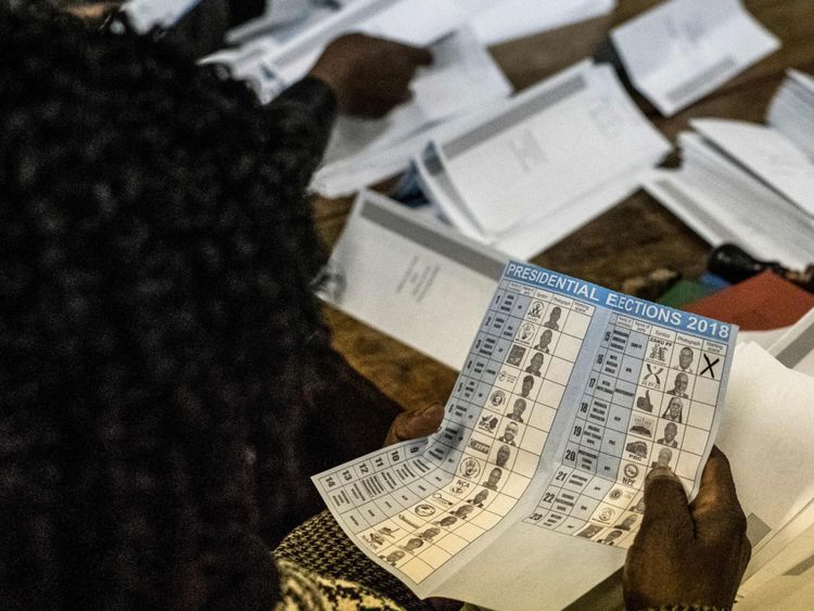 Les responsables électoraux décrivent les candidats présidentiels bulletins de vote pendant le comptage