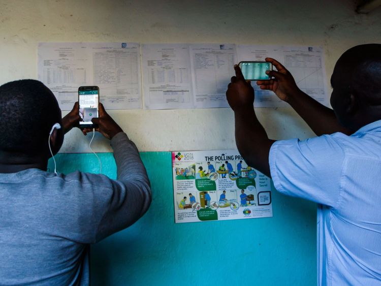 Les gens prennent des photos des résultats dans un bureau de vote du canton de Kambuzuma, Harare

résultats du dépouillement des votes à l'extérieur d'un bureau de vote dans le canton de Kambuzuma, Harare