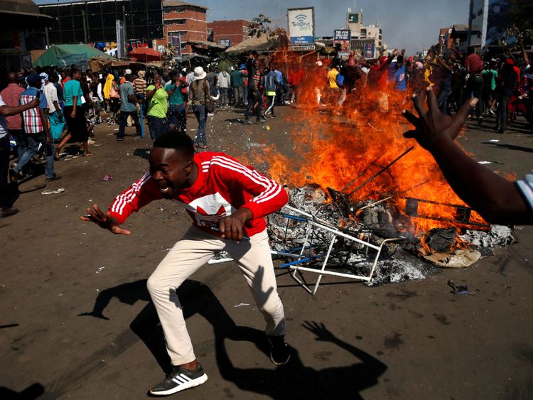 Les partisans du Mouvement pour le changement démocratique (MDC), parti d'opposition, de Nelson Chamisa, bloquent une rue à Harare, au Zimbabwe