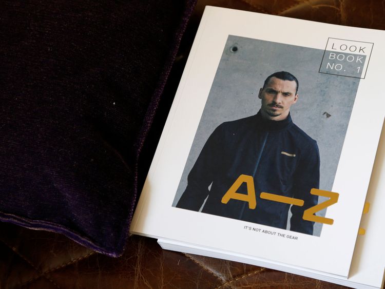 Un catalogue de la marque de vêtements de sport A-Z de Zlatan Ibrahimovic est vu sur une chaise lors d'un entretien de groupe ...