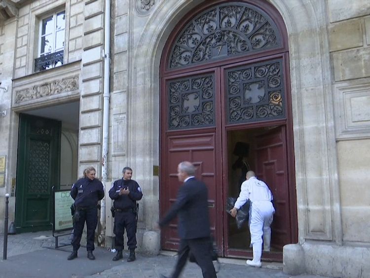 La police garde l'entrée de l'immeuble où Kim a séjourné