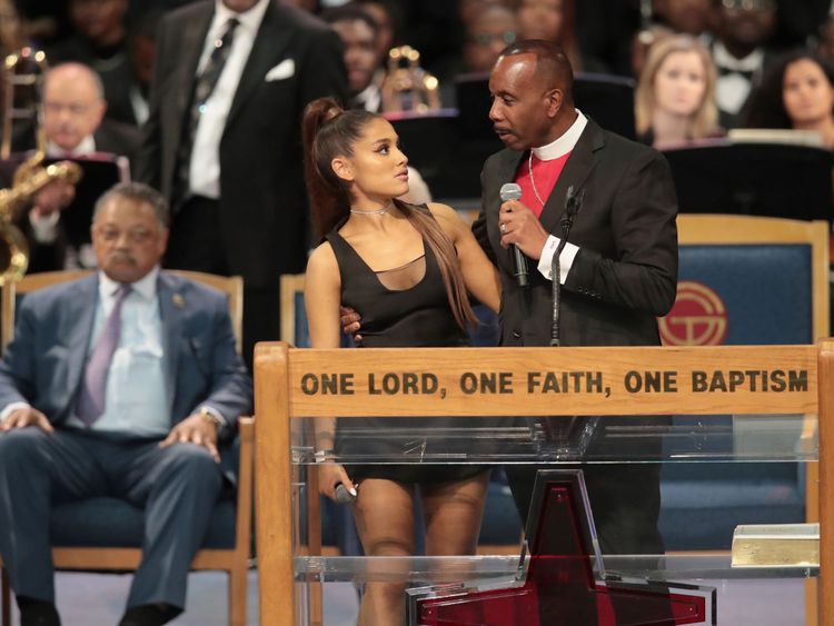 L'évêque s'est excusé de la façon dont il a touché Ariana Grande après sa performance