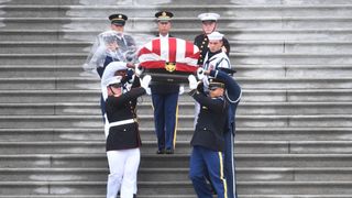 Une garde d'honneur militaire porte le cercueil du sénateur McCain