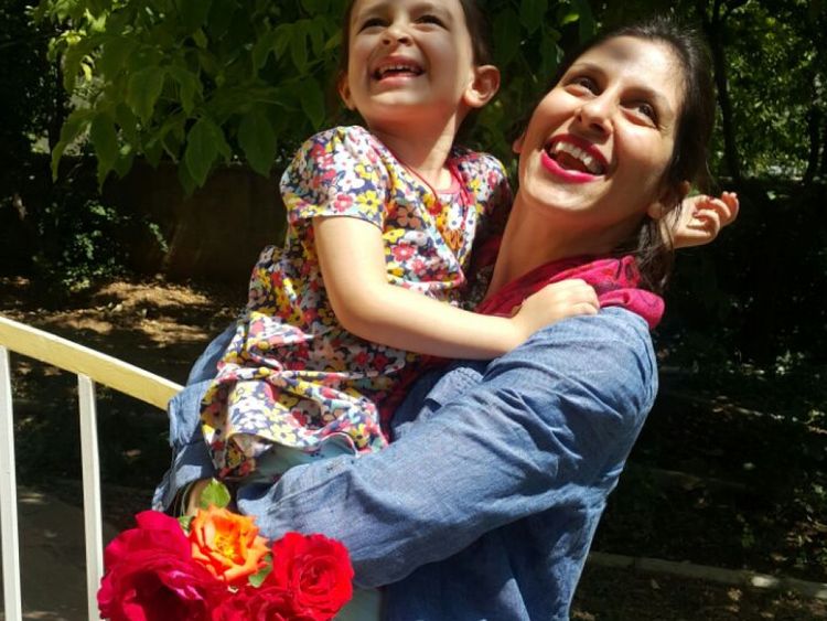 Nazanin Zaghari-Ratcliffe est réunie avec sa fille après avoir obtenu une libération provisoire de prison