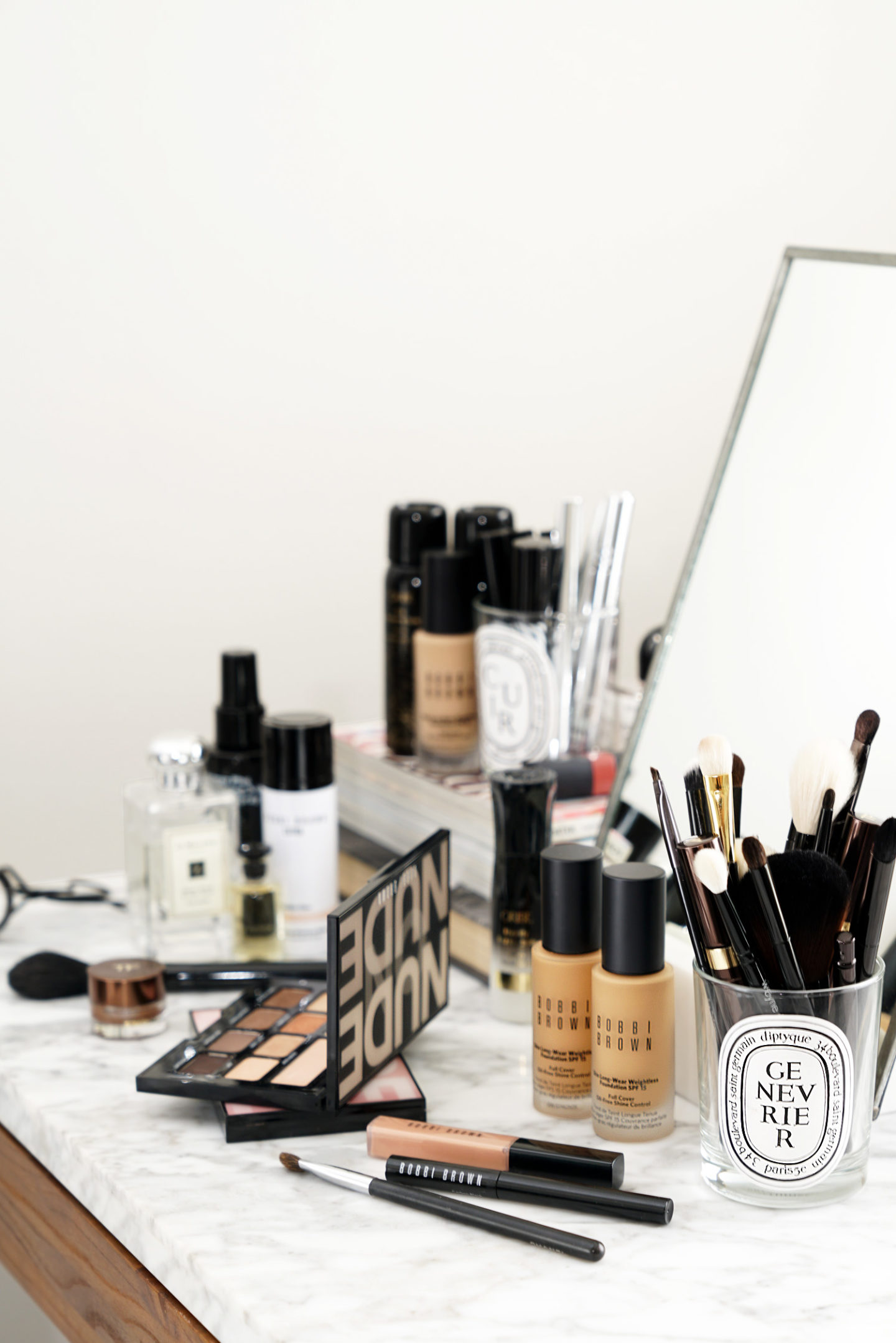 Bobbi Brown Nude sur Nude Eyeshadow "width =" 1080 "height =" 1619 "srcset =" http://thebeautylookbook.com/wp-content/uploads/2018/09/BobbiBrown-Nude-On-Nude-Palettes-review- 1440x2159.jpg 1440w, http://thebeautylookbook.com/wp-content/uploads/2018/09/BobbiBrown-Nude-On-Nude-Palettes-review-800x1199.jpg 800w, http://thebeautylookbook.com/wp- content / uploads / 2018/09 / BobbiBrown-Nu-Sur-Nu-Palettes-review-67x100.jpg 67w, http://thebeautylookbook.com/wp-content/uploads/2018/09/BobbiBrown-Nude-On-Nude -Palettes-review-1080x1619.jpg 1080w, http://thebeautylookbook.com/wp-content/uploads/2018/09/BobbiBrown-Nude-On-Nude-Palettes-review.jpg 1500w "tailles =" (largeur max : 1080px) 100vw, 1080px "data-jpibfi-post-extrait =" Bobbi Brown Nude sur Nude Eyeshadow Palettes pour les neutres de tous les jours avec une touche. Critique et nuanciers de Rosy Nudes et Bronzed Nudes plus un look de beauté. "Data-jpibfi-post-url =" http://thebeautylookbook.com/2018/09/bobbi-brown-nude-on-nude-eyeshadow-palettes. html "data-jpibfi-post-title =" Nue de Bobbi Brown sur les palettes de fard à paupières nude "data-jpibfi-src =" http://thebeautylookbook.com/wp-content/uploads/2018/09/BobbiBrown-Nude-On- Nude-Palettes-review-1440x2159.jpg "/></p>
<p>Ci-dessous, des Bronzed Nudes avec les suivants:</p>
<p><img loading=