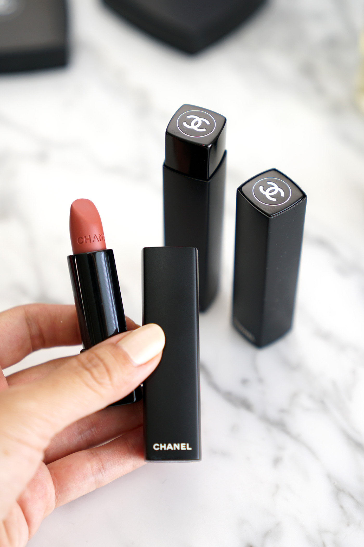 Chanel Rouge Allure Velvet Extreme "largeur =" 1400 "height =" 2099 "srcset =" https://camaraderielimited.fr/wp-content/uploads/2018/09/Chanel-Rouge-Allure-Velvet-102.jpg 1400w, http://thebeautylookbook.com/wp-content/uploads/2018/09/Chanel-Rouge-Allure-Velvet-102-800x1199.jpg 800w, http://thebeautylookbook.com/wp-content/uploads/2018/09 /Chanel-Rouge-Allure-Velvet-102-67x100.jpg 67w, http://thebeautylookbook.com/wp-content/uploads/2018/09/Chanel-Rouge-Allure-Velvet-102-1080x1619.jpg 1080w "tailles = "(largeur max: 1400px) 100vw, 1400px" data-jpibfi-post-excerpt = "Chanel Rouge Allure Velours Extreme + Rouge Allure poudre liquide examen et échantillons. Les nouveaux ajouts à la collection Le Mat de Chanel ont porté sur les lèvres. "Data-jpibfi-post-url =" http://thebeautylookbook.com/2018/09/chanel-rouge-allure-velvet-extreme-rouge-allure-liquid -powder-review.html "data-jpibfi-post-title =" Examen de la poudre liquide Extrême + Rouge Allure de Chanel Rouge "data-jpibfi-src =" http://thebeautylookbook.com/wp-content/uploads/2018 /09/Chanel-Rouge-Allure-Velvet-102.jpg "/></p>
<p><img decoding=