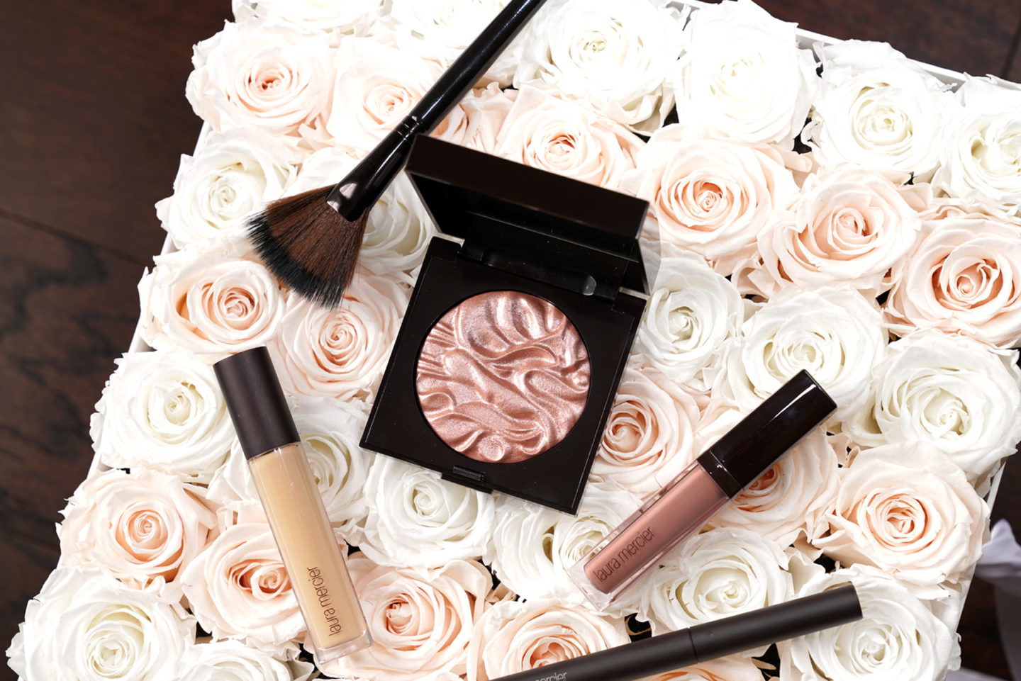 Laura Mercier Illuminateur Visage Inspiration "width =" 1080 "height =" 721 "srcset =" https://camaraderielimited.fr/wp-content/uploads/2018/09/Laura-Mercier-Inspiration-review-1440x961.jpg 1440w , http://thebeautylookbook.com/wp-content/uploads/2018/09/Laura-Mercier-Inspiration-review-800x534.jpg 800w, http://thebeautylookbook.com/wp-content/uploads/2018/09/ Laura-Mercier-Inspiration-examen-100x67.jpg 100w, http://thebeautylookbook.com/wp-content/uploads/2018/09/Laura-Mercier-Inspiration-review-1080x721.jpg 1080w "tailles =" (max- largeur: 1080px) 100vw, 1080px "data-jpibfi-post-extrait =" Laura Mercier Inspiration illuminateur de visage. Nouveau surligneur en or rose mauve créé pour le Fonds pour le cancer de l'ovaire de Laura Mercier. "Data-jpibfi-post-url =" http://thebeautylookbook.com/2018/09/laura-mercier-face-illuminator-in-inspiration.html " data-jpibfi-post-title = "Illuminateur facial de Laura Mercier en inspiration" data-jpibfi-src = "http://thebeautylookbook.com/wp-content/uploads/2018/09/Laura-Mercier-Inspiration-review-1440x961 .jpg "/></p>
<p>Dans l'ensemble, un surligneur rose vraiment joli est unique et très portable. Je n'ai pas encore expérimenté avec les yeux, mais j'aime vraiment la façon dont il s'use sur le visage pour un accent rose tendre.</p>
<p style=