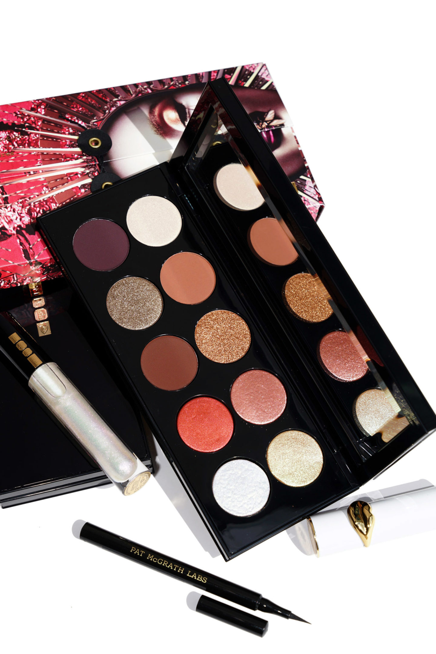 Revue de la séduction en bronze de Pat McGrath Labs "width =" 1080 "height =" 1619 "srcset =" http://thebeautylookbook.com/wp-content/uploads/2018/09/PatMcGrath-Labs-MothershipV-Eyeshadow-Palette- Bronze-Seduction-Review-Beautylookbook-1440x2159.jpg 1440w, http://thebeautylookbook.com/wp-content/uploads/2018/09/PatMcGrath-Labs-MothershipV-Eyeshadow-Palette-Bronze-Seduction-Review-Beautylookbook-800x1199 .jpg 800w, http://thebeautylookbook.com/wp-content/uploads/2018/09/PatMcGrath-Labs-MothershipV-Eyeshadow-Palette-Bronze-Seduction-Review-Beautylookbook-67x100.jpg 67w, http: // thebeautylookbook .com / wp-content / uploads / 2018/09 / PatMcGrath-Labs-MothershipV-Palette de fard à paupières-Bronze-Seduction-Review-Beautylookbook-1080x1619.jpg 1080w, http://thebeautylookbook.com/wp-content/uploads/ 2018/09 / PatMcGrath-Labs-MothershipV-Palette de fard à paupières-Bronze-Seduction-Review-Beautylookbook.jpg 1500w "tailles =" (max-largeur: 1080px) 100vw, 1080px "données-jpibfi-post-extrait =" "données -jpibfi-post-url = "http: // thebeautylookbook. com / 2018/09 / pat-mcgrath-labs-vaisseau-mère-v-bronze-séduction-revue-swatches.html "data-jpibfi-post-title =" Pat McGrath Labs Revue de séduction en bronze V + Swatches "data-jpibfi- src = "https://camaraderielimited.fr/wp-content/uploads/2018/09/PatMcGrath-Labs-MothershipV-Eyeshadow-Palette-Bronze-Seduction-Review-Beautylookbook-1440x2159.jpg" /></p>
<p>Les lancements de Pat McGrath Labs ne cessent de s'améliorer et sa dernière nouveauté est la palette de fard à paupières Mothership V Bronze Seduction (125 $ pour 13,2 g / 0,47 oz, fabriqué en Italie). J'avais un œil sur beaucoup de ses grandes palettes à 10 plats mais j'étais un peu intimidée par les couleurs éclatantes et les paillettes. Je suis ravi de pouvoir tester celui-ci et cela ne déçoit pas. C’est très fastidieux, donc si vous ne faites pas d’ombre scintillante, ce ne sera certainement pas pour vous et je vous recommande de vérifier ses palettes à paupières MTHRSHP à 6 plats à la place. Je suis plus que obsédé par les trois options et aime beaucoup. Je me considère comme un porteur d'ombre conservateur, mais je me livre à des paillettes de temps en temps. Tous les paillettes ne sont pas égales et celles de Pat McGrath sont assez spéciales.</p>
<p>La palette de fards à paupières Mothership V Bronze Seduction a dix ombres à paupières qui ont une variété de textures. Les formules sont vraiment bonnes en termes de gain de couleur et de facilité de mélange. Certains appliquent mieux avec les doigts dans un mouvement de tapotement. D'autres fonctionnent mieux avec un pinceau. Je tiens à mentionner que je n’ai eu cette palette que pendant quelques jours. J'ai fait deux regards pour tester tout et en avoir un montré plus tard dans le post.</p>
<p><img decoding=