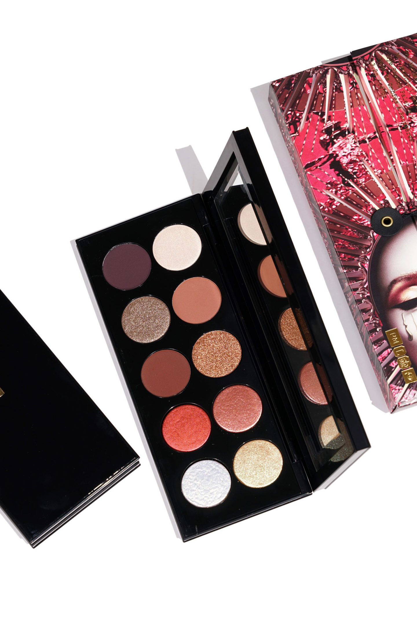 Revue de séduction en bronze de Pat McGrath Labs "width =" 1080 "height =" 1619 "srcset =" http://thebeautylookbook.com/wp-content/uploads/2018/09/PatMcGrathLabs-MothershipV-Eyeshadow-Palette-Bronze- Seduction-1440x2159.jpg 1440w, http://thebeautylookbook.com/wp-content/uploads/2018/09/PatMcGrathLabs-MothershipV-Eyeshadow-Palette-Bronze-Seduction-800x1199.jpg 800w, http://thebeautylookbook.com/ wp-content / uploads / 2018/09 / PatMcGrathLabs-MothershipV-Palette de fard à paupières-Bronze-Seduction-67x100.jpg 67w, http://thebeautylookbook.com/wp-content/uploads/2018/09/PatMcGrathLabs-MothershipV-Eyeshadow -Palette-Bronze-Seduction-1080x1619.jpg 1080w, http://thebeautylookbook.com/wp-content/uploads/2018/09/PatMcGrathLabs-MothershipV-Eyeshadow-Palette-Bronze-Seduction.jpg 1500w "tailles =" (max -width: 1080px) 100vw, 1080px "data-jpibfi-post-excerpt =" "data-jpibfi-post-url =" http://thebeautylookbook.com/2018/09/pat-mcgrath-labs-mothership-v- bronze-seduction-review-swatches.html "data-jpibfi-post-title =" Pat McGrat h Labs Mothership V Examen de la séduction en bronze + Échantillons "data-jpibfi-src =" https://camaraderielimited.fr/wp-content/uploads/2018/09/PatMcGrathLabs-MothershipV-Eyeshadow-Palette-Bronze-Seduction-1440x2159.jpg "/></p>
<p>La Mothership V Palette est fastueuse et glam mais très jolie pour les occasions spéciales ou lorsque vous voulez un peu d'éclat. Si vous sentez que l'étincelle est trop forte, vous pouvez opter pour la palette de fard à paupières Wanted NARSissist (toujours disponible chez Ulta en ce moment) ou pour le quad Eyeshadow de Singapour. Ils ont une couleur similaire mais ne sont pas aussi brillants.</p>
<p>Dans l'ensemble, la mâchoire tombe magnifique. Parce qu’il ya beaucoup d’étincelles, je sais que ce ne sera pas la tasse de thé de tout le monde, mais je pense que cela vaut la peine de regarder. Avez-vous essayé l'une des autres palettes de Pat McGrath Labs Eyeshadow? Qu'as-tu pensé?</p>
<p style=
