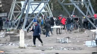 Migrants in Calais "srcset =" https://e3.365dm.com/18/02/320x180/Ut_HKthATH4eww8X4xMDoxOjA4MTsiGN_4221158.jpg?20180906192541 320w, https://e3.365dm.com/18/02/640x380/Ut_HKthATH4eww8X4xMDoxOjA4MTsiGN_4221158.jpg? 20180906192541 640W, https://e3.365dm.com/18/02/736x414/Ut_HKthATH4eww8X4xMDoxOjA4MTsiGN_4221158.jpg?20180906192541 736w, 992w https://e3.365dm.com/18/02/992x558/Ut_HKthATH4eww8X4xMDoxOjA4MTsiGN_4221158.jpg?20180906192541, https : //e3.365dm.com/18/02/1096x616/Ut_HKthATH4eww8X4xMDoxOjA4MTsiGN_4221158.jpg? 20180906192541 1096w, https://e3.365dm.com/18/02/1600x900/Ut_HKthATH4eww8X4xMDoxOjA4MTsiGN_4221158.jpg?20180906192541 1600w, https: // e3 .365dm.com / 18/02 / 1920x1080 / Ut_HKthATH4eww8X4xMDoxOjA4MTsiGN_4221158.jpg? 20180906192541 1920w, https://e3.365dm.com/18/02/2048x1152/Ut_HKthATH4eww8X4xMDoxOjA4MTsiGN_4221158.jpg?20180906192541 2048w "size =" (min-width: 900px ) 992px, 100vw