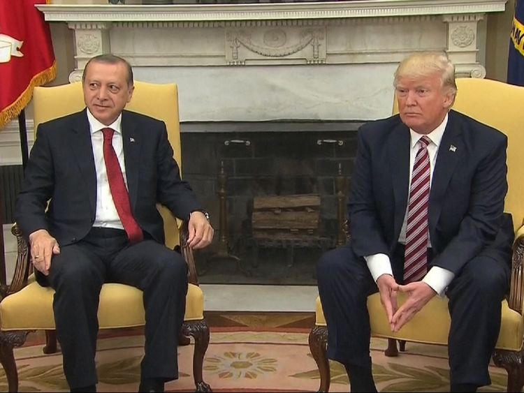 Donald Trump écarte les questions des journalistes à propos des informations classifiées et de la Russie pendant que le président de la Turquie regarde
