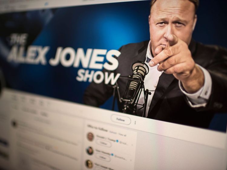 Photo montrant un écran d'ordinateur affichant le compte Twitter du théoricien du complot d'extrême droite Alex Jones, prise le 15 août 2018 à Washngton DC. - Le théoricien du complot d'extrême droite Alex Jones a déclaré que son compte Twitter avait été suspendu pendant une semaine, la dernière plateforme en ligne pour prendre des mesures contre le militant. Twitter a suspendu le compte personnel de Jones, qui exploite le site Web d'Infowars, qui a contesté la véracité des attaques du 11 septembre, le massacre de l'école Sandy Hook
