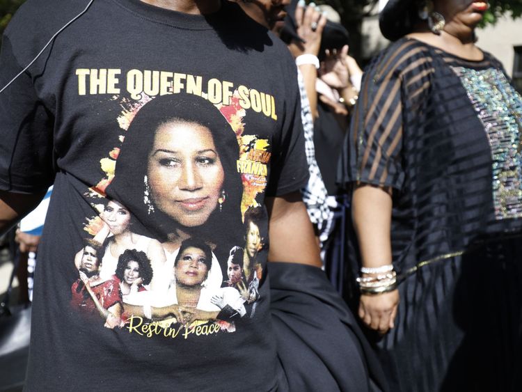 Les fans d'Aretha Franklin alignés devant le temple de Grace Plus dans l'espoir d'avoir une place à l'intérieur