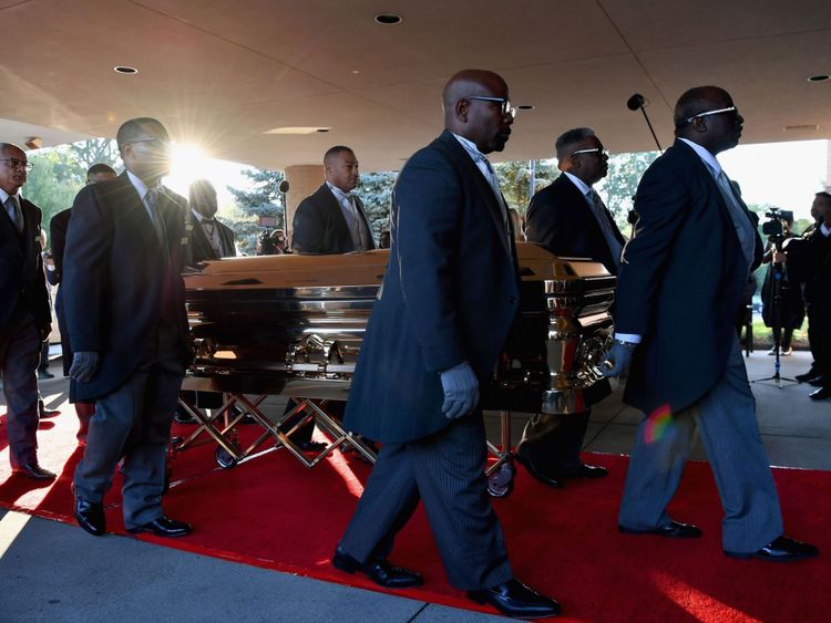 Le cercueil d'Aretha Franklin arrive au temple de Grace, avant ses funérailles, le 31 août 2018 à Detroit, au Michigan. (Photo par Angela Weiss / AFP) (Crédit photo: ANGELA WEISS / AFP / Getty Images)