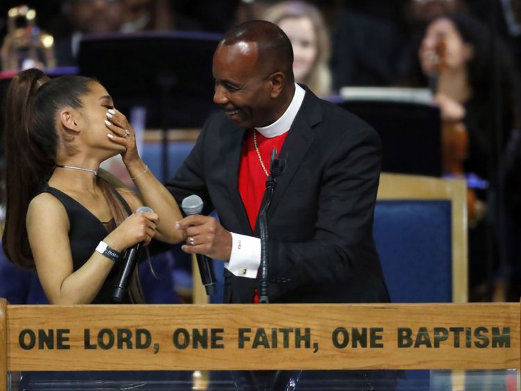 Ariana et Bishop Ellis se marrent après sa performance