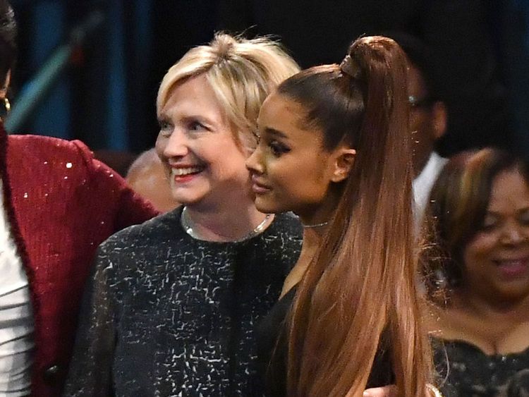Ariana Grande et Hilary Clinton posent pour une photo avant les funérailles