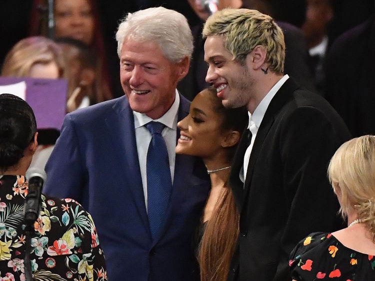 L'ancien président américain Bill Clinton prend une photo avec la chanteuse Ariana Grande et sa fiancée Pete Davidson aux funérailles d'Aretha Franklin à Greater Grace Temple le 31 août 2018 à Detroit, dans le Michigan. (Photo par Angela Weiss / AFP) (Crédit photo: ANGELA WEISS / AFP / Getty Images)