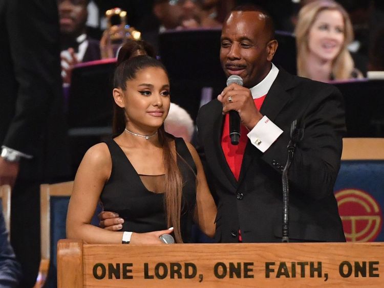 #RespectAriana a eu tendance dans le monde entier sur Twitter après que l'évêque a tenu le chanteur