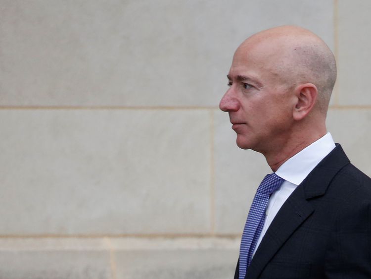 Le fondateur d'Amazon, Jeff Bezos, arrive pour le mémorial du sénateur McCain