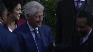 Les Clinton arrivent avant le discours aux funérailles d'Aretha "srcset =" https://e3.365dm.com/18/08/320x180/skynews-bill-clinton-hillary-clinton_4407071.jpg?20180831170452 320w , https://e3.365dm.com/18/08/640x380/skynews-bill-clinton-hillary-clinton_4407071.jpg?20180831170452 640w, https://e3.365dm.com/18/08/736x414/skynews- bill-clinton-hillary-clinton_4407071.jpg? 20180831170452 736w, https://e3.365dm.com/18/08/992x558/skynews-bill-clinton-hillary-clinton_4407071.jpg?20180831170452 992w, https: // e3. 365dm.com/18/08/1096x616/skynews-bill-clinton-hillary-clinton_4407071.jpg?20180831170452 1096w, https://e3.365dm.com/18/08/1600x900/skynews-bill-clinton-hillary-clinton_4407071 .jpg? 20180831170452 1600w, https://e3.365dm.com/18/08/1920x1080/skynews-bill-clinton-hillary-clinton_4407071.jpg?20180831170452 1920w, https://e3.365dm.com/18/08 /2048x1152/skynews-bill-clinton-hillary-clinton_4407071.jpg?20180831170452 2048w "size =" (min-width: 900px) 992px, 100vw