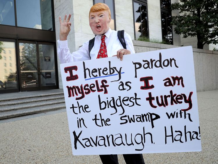 Un manifestant portait un Donald Trump comme il a manifesté devant le bureau du Sénat Hart 