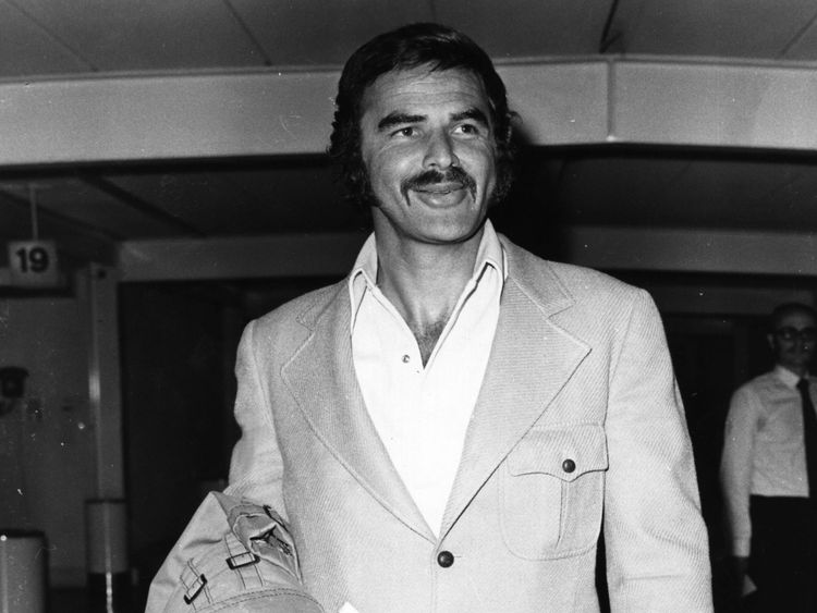 1973: L'acteur américain, Burt Reynolds, arrive à l'aéroport de Londres. (Photo par Keystone / Getty Images)
