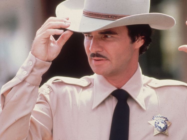 vers 1985: la star de cinéma Burt Reynolds en tant que shérif