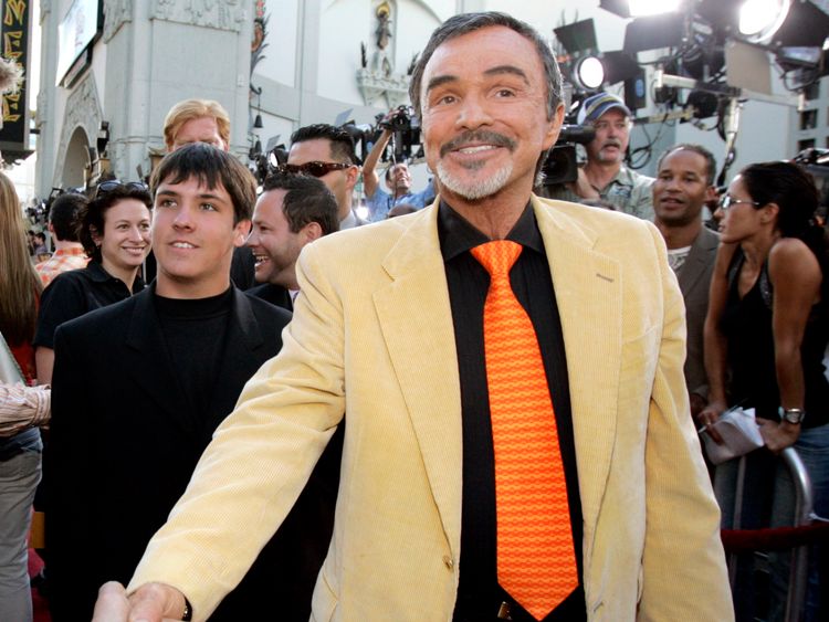 L'acteur Burt Reynolds (C), suivi de son fils Quinton (L), arrive à la première de Los Angeles des images de Warner Brothers The Dukes Of Hazzard au théâtre chinois Grauman à Hollywood le 28 juillet 2005