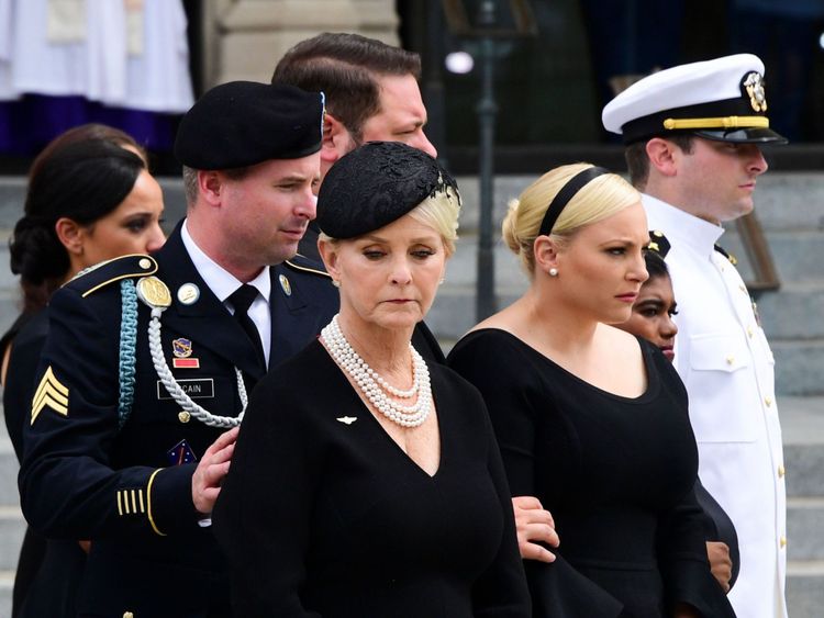 Cindy McCain (C), la veuve du sénateur américain John McCain, et ses fils et filles regardent une garde d'honneur militaire placer le cercueil du sénateur américain John McCain dans un corbillard à la fin de son service commémoratif à la cathédrale nationale de Washington à Washington , DC, le 1er septembre 2018. (Photo de JIM WATSON / AFP) (Crédit photo: JIM WATSON / AFP / Getty Images)
