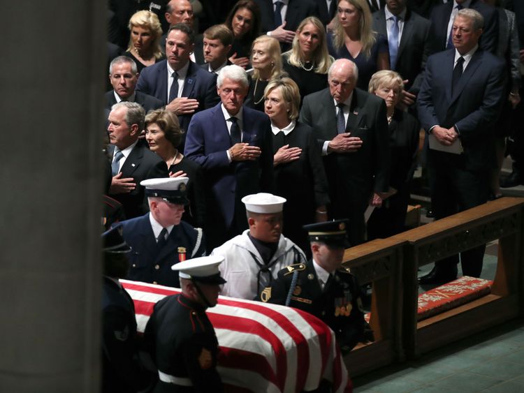 WASHINGTON, DC - 1 septembre: (LR) l'ancien président américain George W. Bush, Laura Bush, l'ancien président américain Bill Clinton, ancienne secrétaire d'Etat Hillary Clinton, ancien vice-président américain Dick Cheney, Lynne Cheney et ancien vice-président américain Al Gore se tient debout alors que le cercueil est amené pour les funérailles du sénateur américain John McCain à la cathédrale nationale le 1er septembre 2018 à Washington, DC. Le défunt sénateur est décédé le 25 août à l'âge de 81 ans après une longue bataille contre le cancer du cerveau. McCa