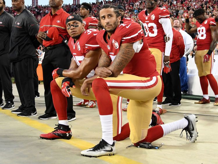 Colin Kaepernick (devant) avec son coéquipier Eric Reid agenouillé en signe de protestation en septembre 2016